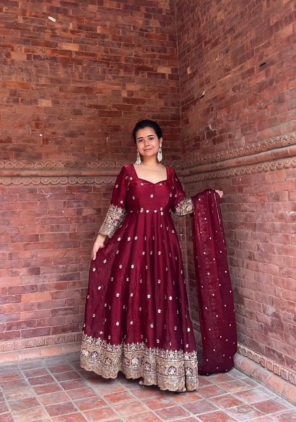 PRESENTING NEW DESIGNER ANARKALI SUIT IN TRENDY FANCY STYLE